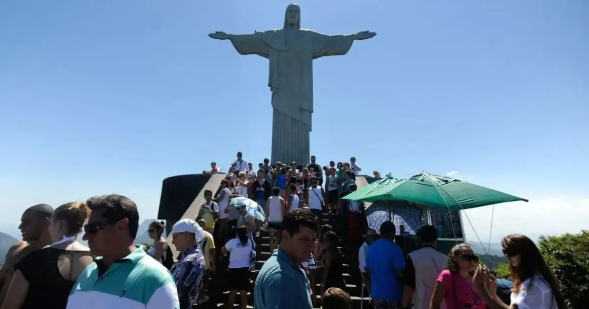 turista-passa-mal-e-e-socorrido-por-ambulancia-no-cristo-redentor-apos-morte-de-visitante