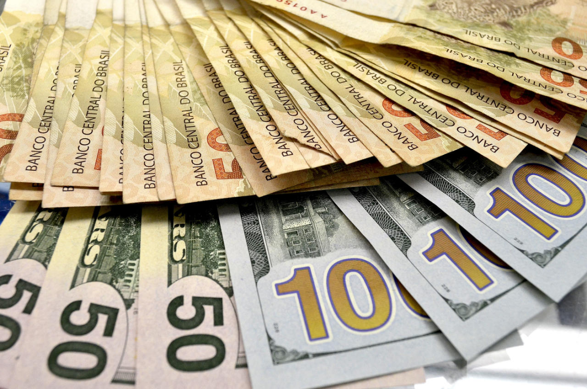 dolar-cai-com-commodities-e-fecha-cotado-a-r$-5,72