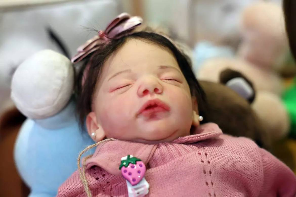 video:-homem-agride-bebe-de-4-meses-ao-achar-que-casal-usava-boneca-‘reborn’-pra-‘furar-fila’