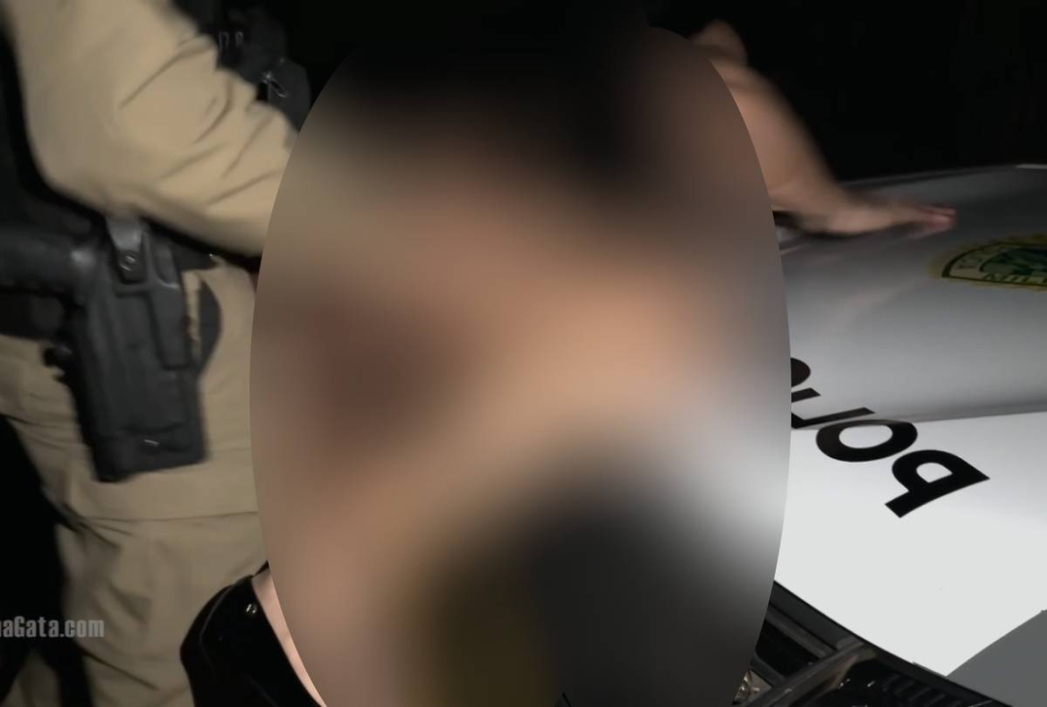 video:-policial-e-flagrado-fazendo-sexo-no-capo-de-viatura-com-mulher-diante-do-marido-dela;-imagens-mostram-a-abordagem