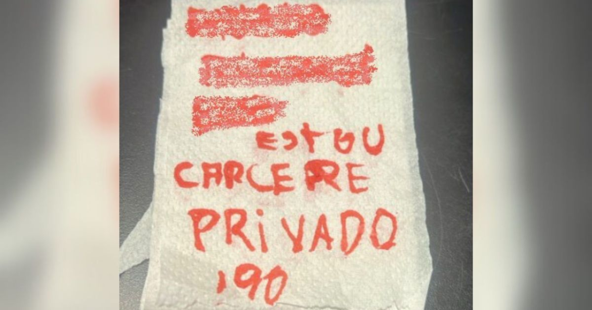 mulher-pede-socorro-em-papel-higienico-e-e-resgatada-em-sc