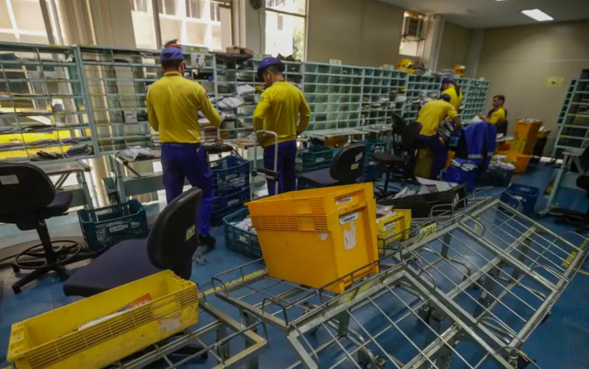 em-colapso-financeiro,-correios-cancelam-vale-natal-de-r$-2,5-mil-e-apertam-funcionarios